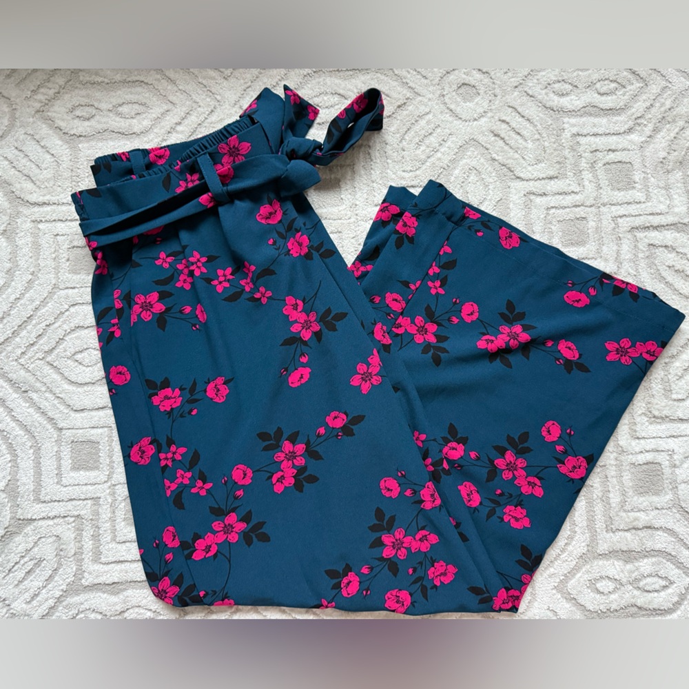 Torrid Size 2 Wide Leg Blue & Pink Floral Pants 🩷